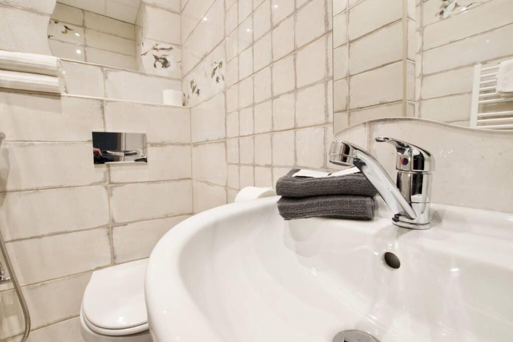 Standard Apartment By Hi5- Rose Street'S Home Budapest Eksteriør billede